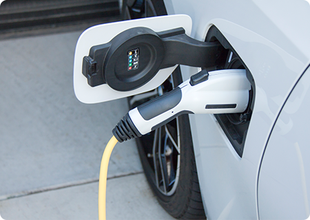 電気自動車を充電するイメージ写真