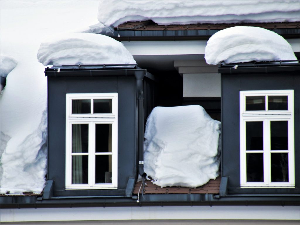 無落雪屋根に発生しやすい 雪庇 せっぴ の落とし方 はれ暮らし ジョンソンホームズ