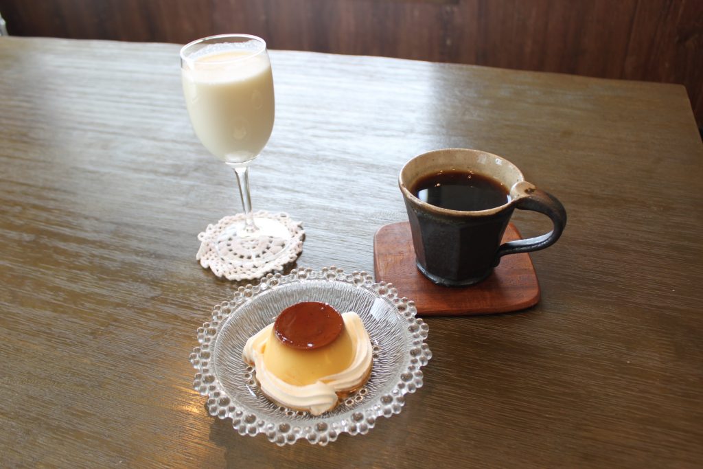 札幌のカフェ、プディングマルヤマのプリンとドリンク